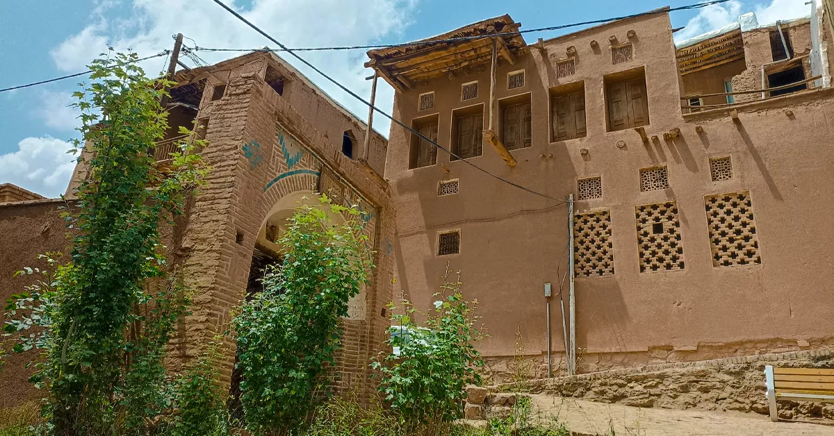 محوطه اطراف آب‌انبار ناره در ابیانه