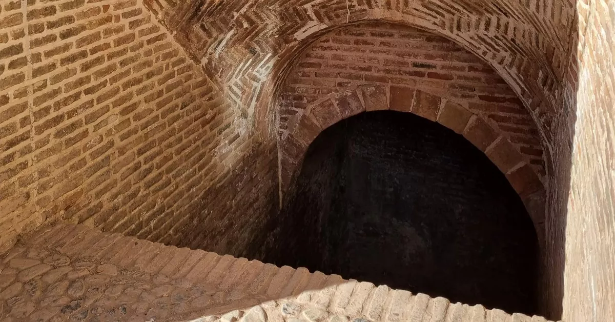 ورودی و ساختار قدیمی آب‌انبار ناره