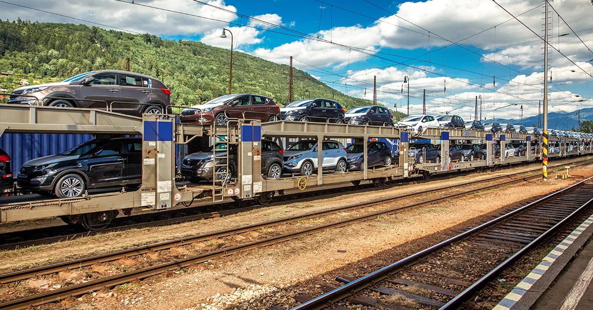 فرآیند بارگیری و جابه‌جایی خودرو با قطار