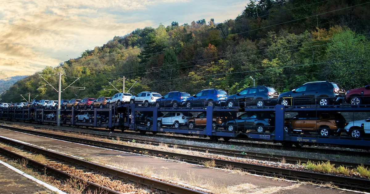 حمل خودرو با قطار در ایستگاه راه‌آهن