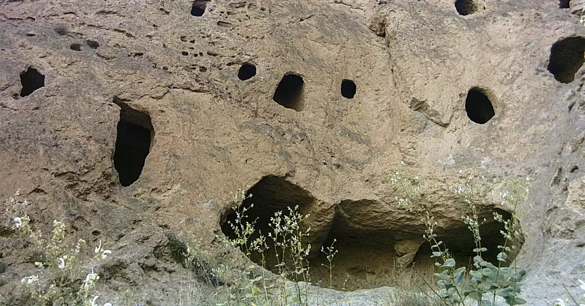 معماری سنگی کافرکلی آمل در دل صخرهها