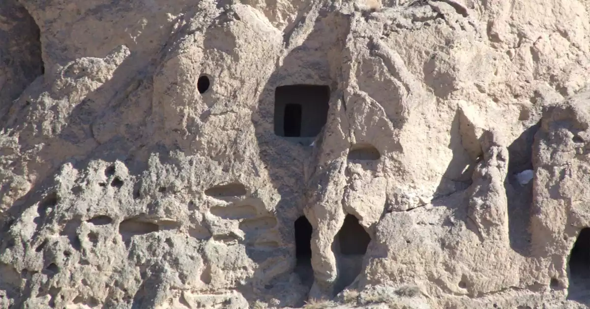 حفرهها و اتاقهای دستکند کافرکلی آمل