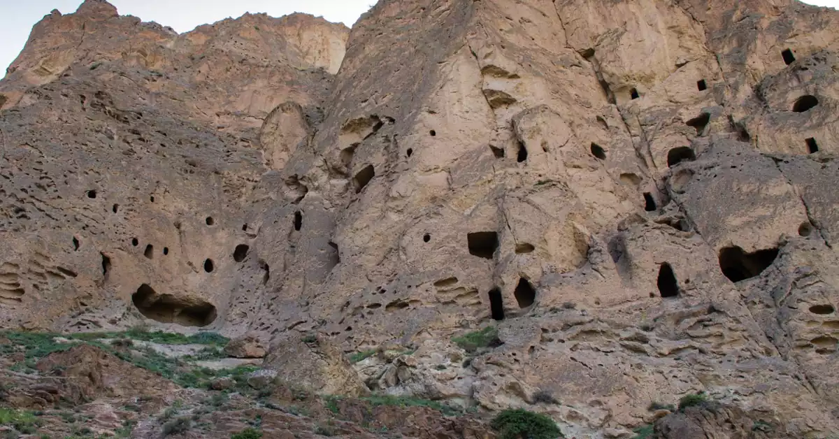 نمای داخلی فضاهای صخرهای کافرکلی آمل