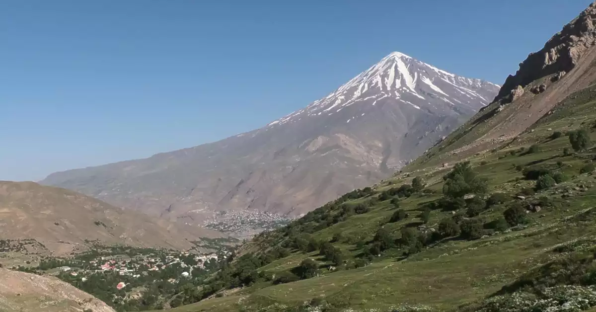 منظره دشت آزو آمل با چشم‌انداز قله دماوند