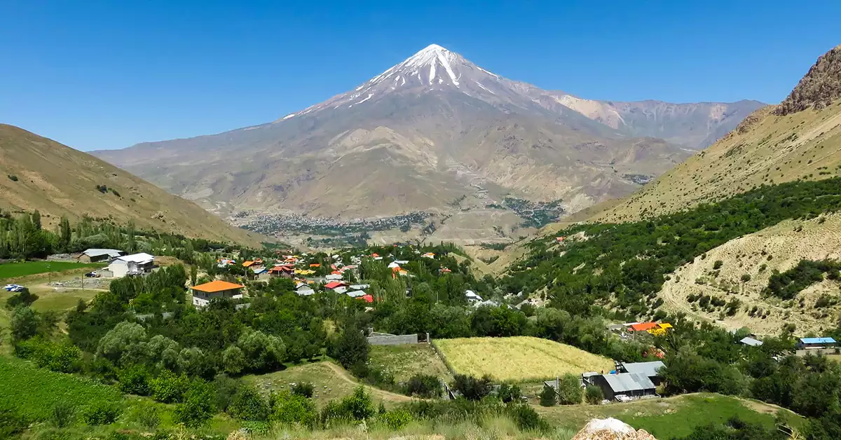 چشم‌انداز کوهستانی دشت آزو در فصل بهار
