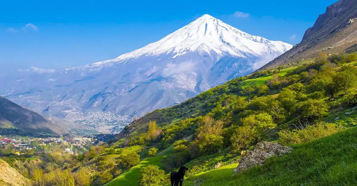 کوه‌های اطراف دشت آزو در یک روز مه‌آلود