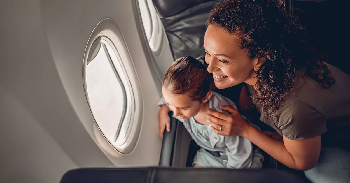 نوزاد در آغوش والدین در کابین هواپیما