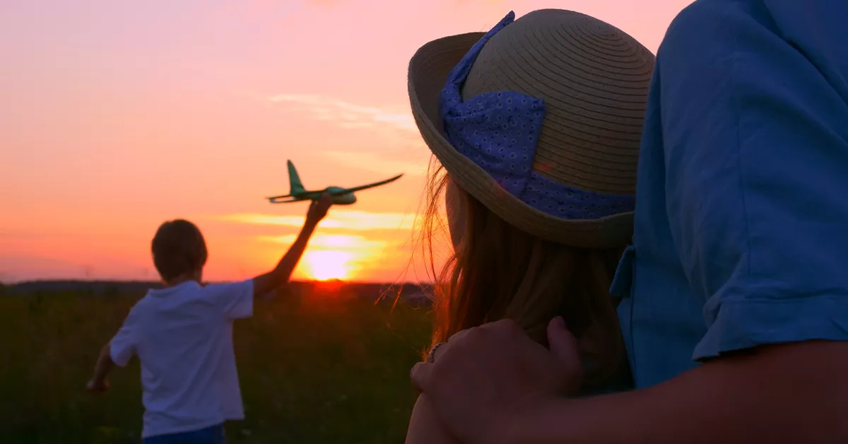 خانواده در حال آماده‌سازی کودک برای پرواز