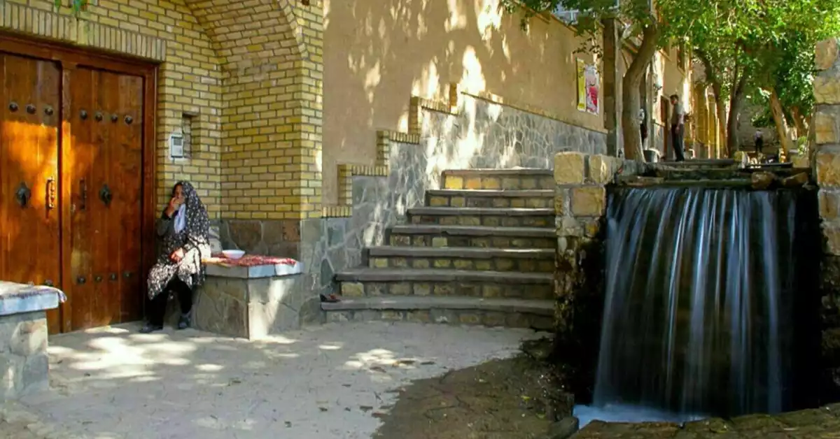 نمای بهاری روستای سیاوشان با شکوفههای درختان