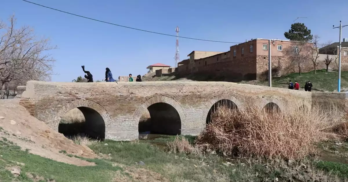 نمای کلی روستای سیاوشان آشتیان با طبیعت سرسبز و خانههای روستایی