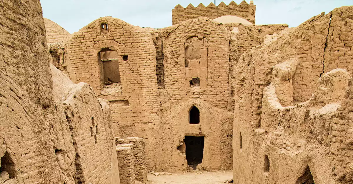 دیوارها و برج‌های خشتی قلعه تاریخی سریزد