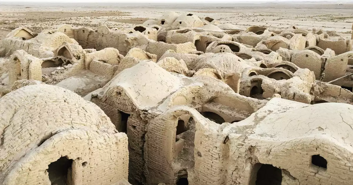 حیاط و فضاهای داخلی قلعه سریزد یزد