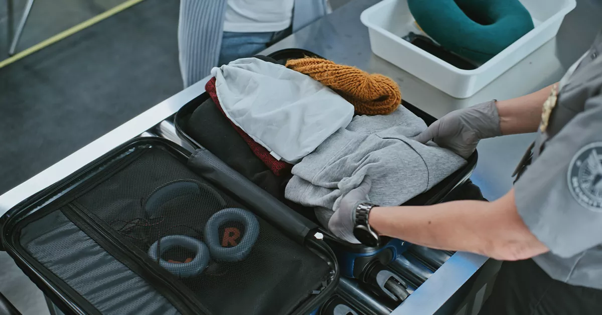 بازرسی گمرکی چمدان مسافران در فرودگاه