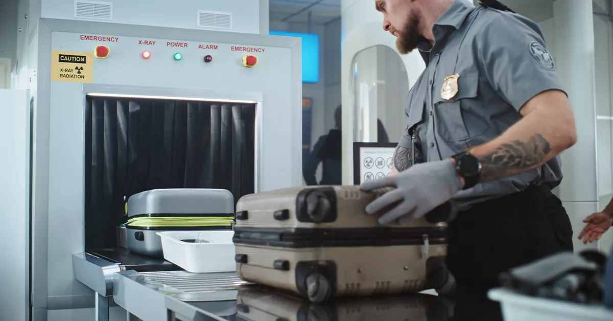 چمدان‌های مسافران در بخش گمرک فرودگاه