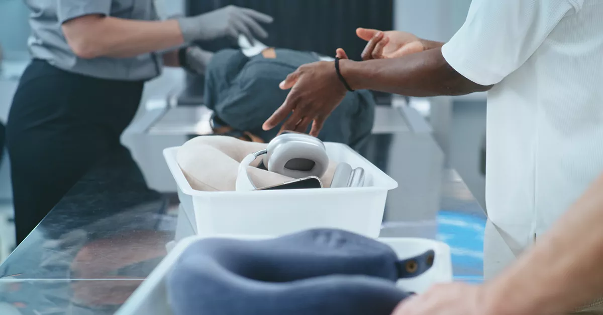 مامور گمرک در حال بررسی کالای مسافری