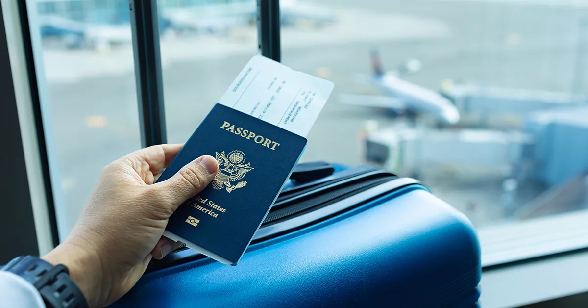 بررسی مدارک و کالای همراه مسافر در گمرک