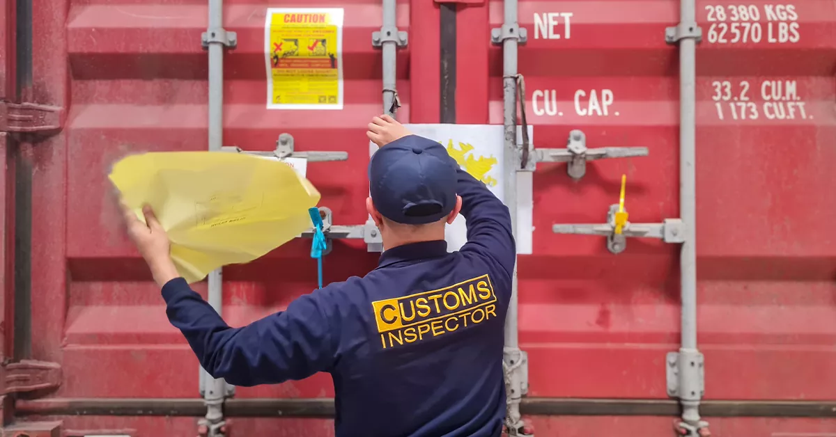 بررسی مدارک و کالای همراه مسافر در گمرک