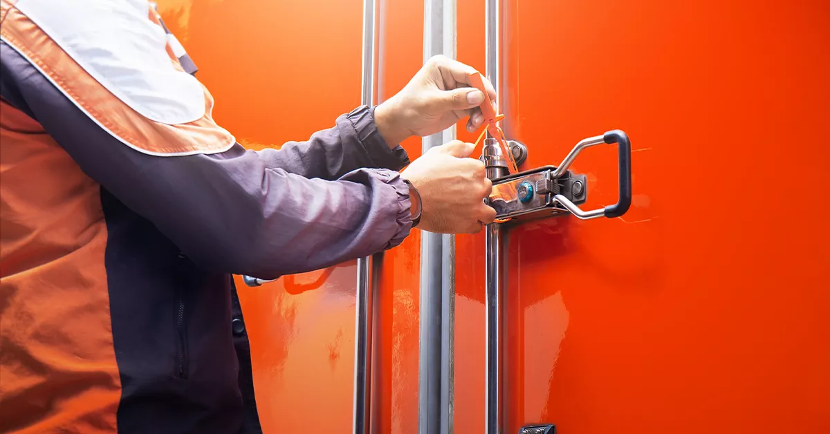 تابلو راهنمای مقررات گمرکی در فرودگاه بین‌المللی