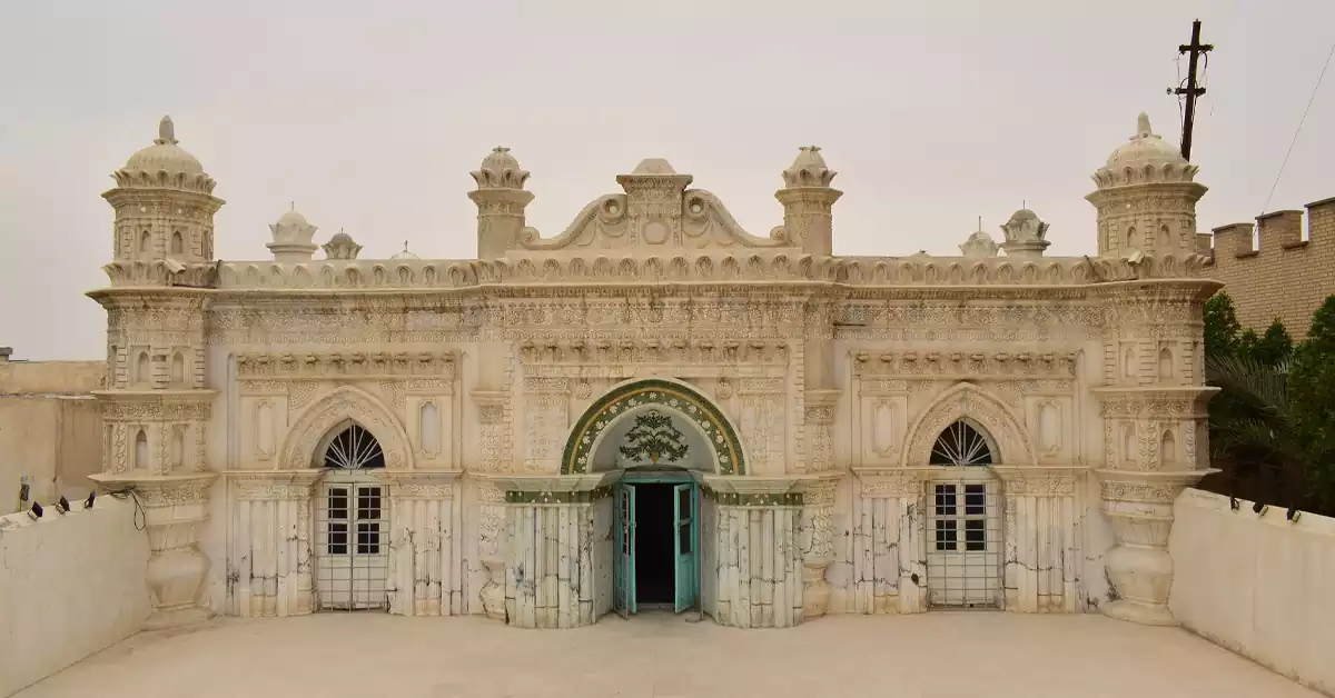 نمای بیرونی مسجد رنگونی‌ها اهواز با معماری برمه‌ای و رنگارنگ