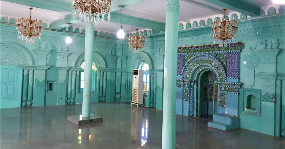 فضای داخلی مسجد رنگونی‌ها با ستون‌ها و طرح‌های رنگی