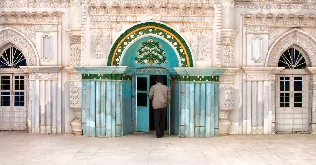 نمای مسجد رنگونی‌ها از زاویه پایین با گنبدهای چندرنگ