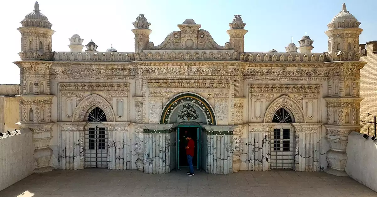 نمای کامل مسجد رنگونی‌ها اهواز در کنار رودخانه کارون