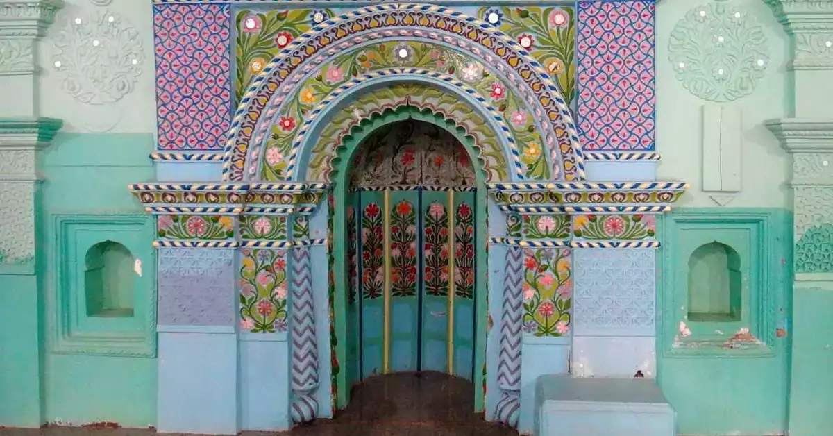 ورودی مسجد رنگونی‌ها با نقش‌ونگارهای برجسته و تزئینات شرقی
