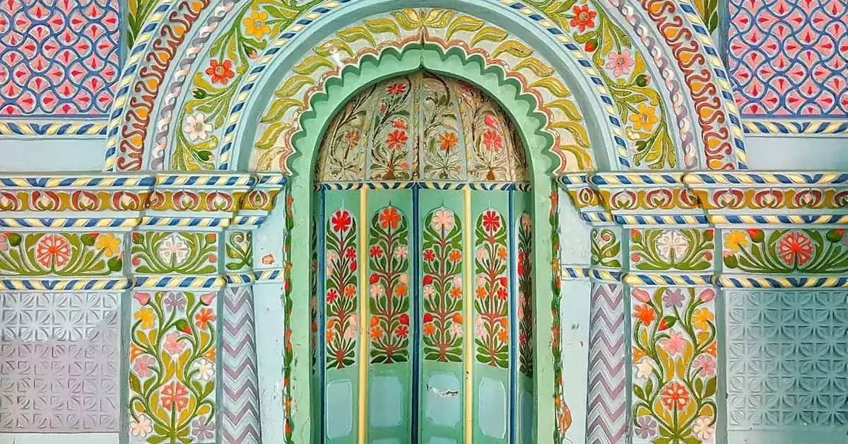 جزئیات تزئینات دیواری مسجد رنگونی‌ها اهواز از نمای نزدیک