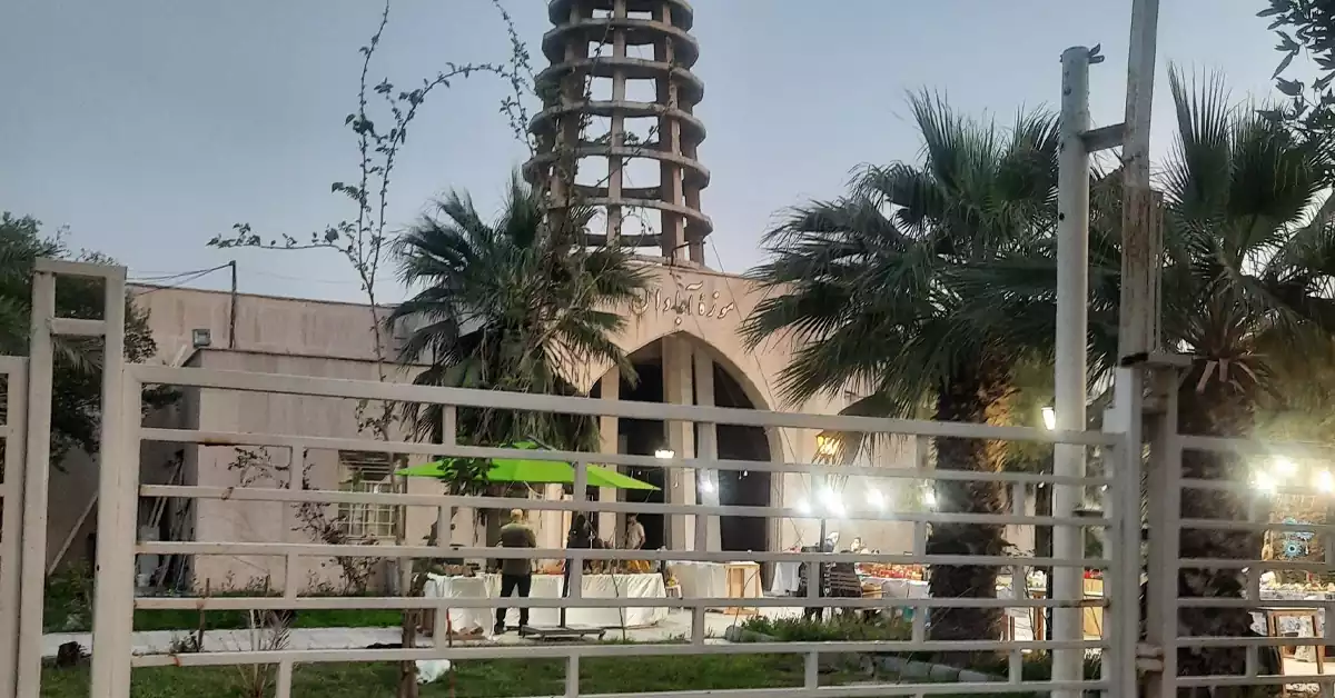 نمای بیرونی موزه آبادان با معماری تاریخی و فضای فرهنگی