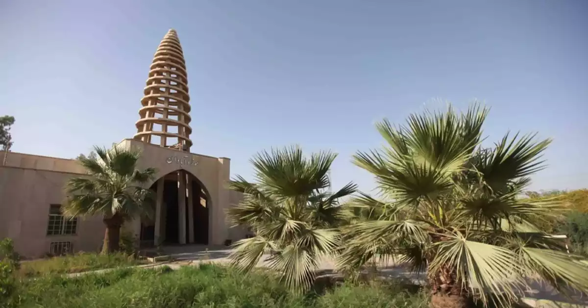 نمای سالن اصلی موزه آبادان با آثار فرهنگی جنوب ایران