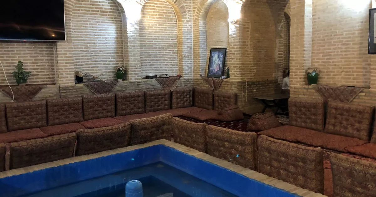 فضای آرام و فرهنگی موزه وزیری یزد برای بازدیدکنندگان