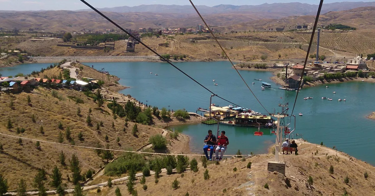 دریاچه چالیدره با چشم‌انداز کوهستانی اطراف
