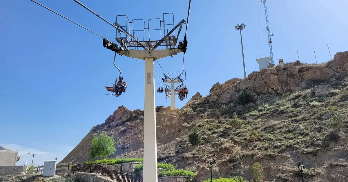 گردشگران در حال تفریح در منطقه چالیدره مشهد