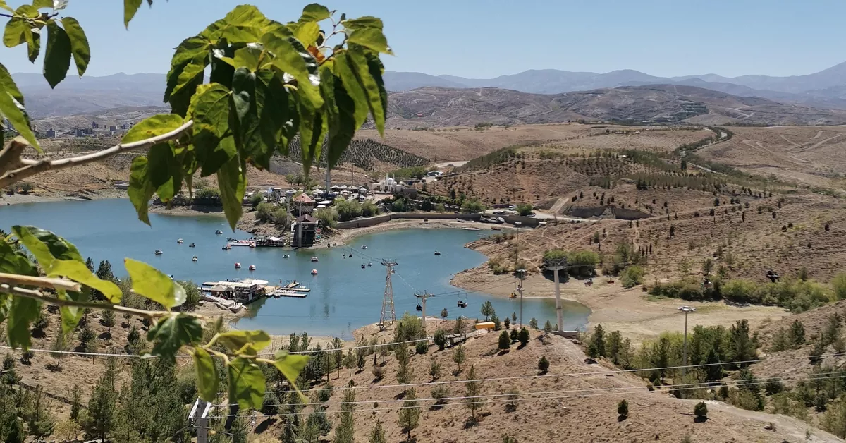 فضای سبز و مسیرهای پیاده‌روی چالیدره طرقبه