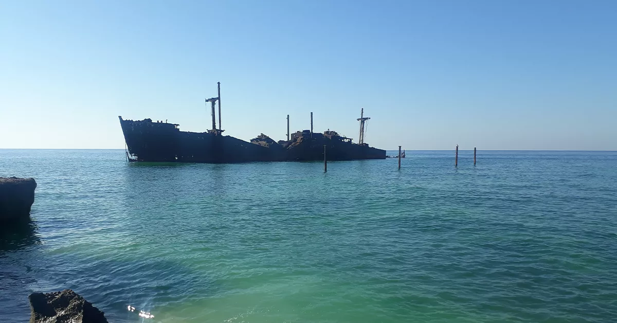 منظره ساحل و کشتی یونانی در جزیره کیش