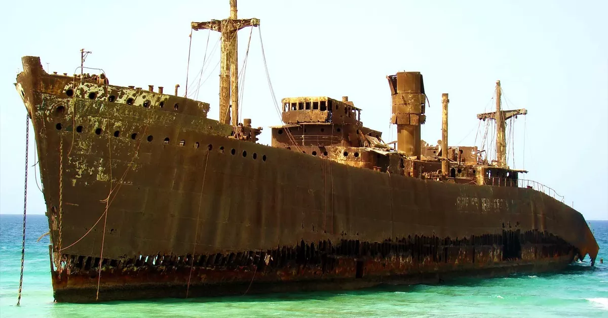 کشتی یونانی کیش یکی از معروف‌ترین جاذبه‌های جزیره