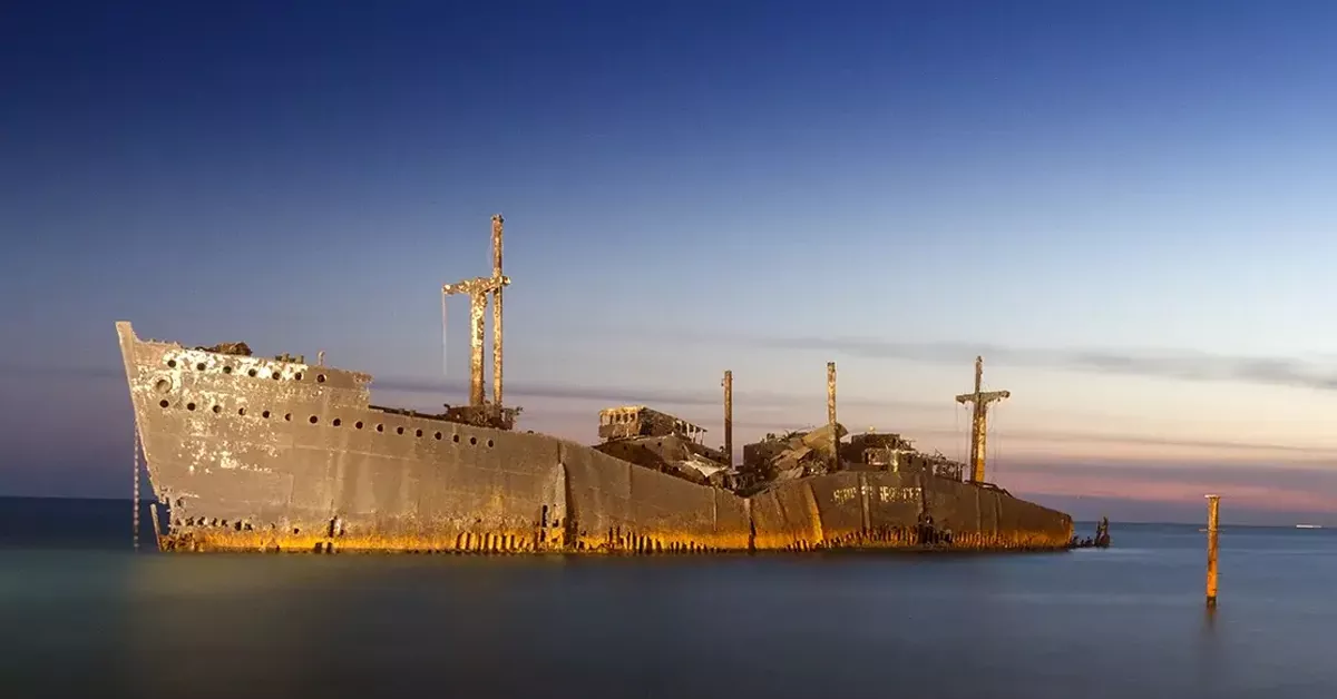 گردشگران در حال تماشای کشتی یونانی کیش