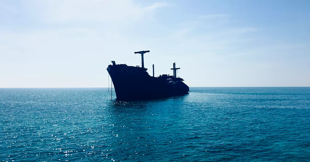 چشم‌انداز دریای خلیج فارس و کشتی یونانی