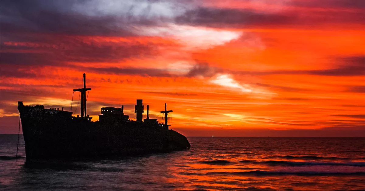 کشتی یونانی کیش در هنگام غروب آفتاب