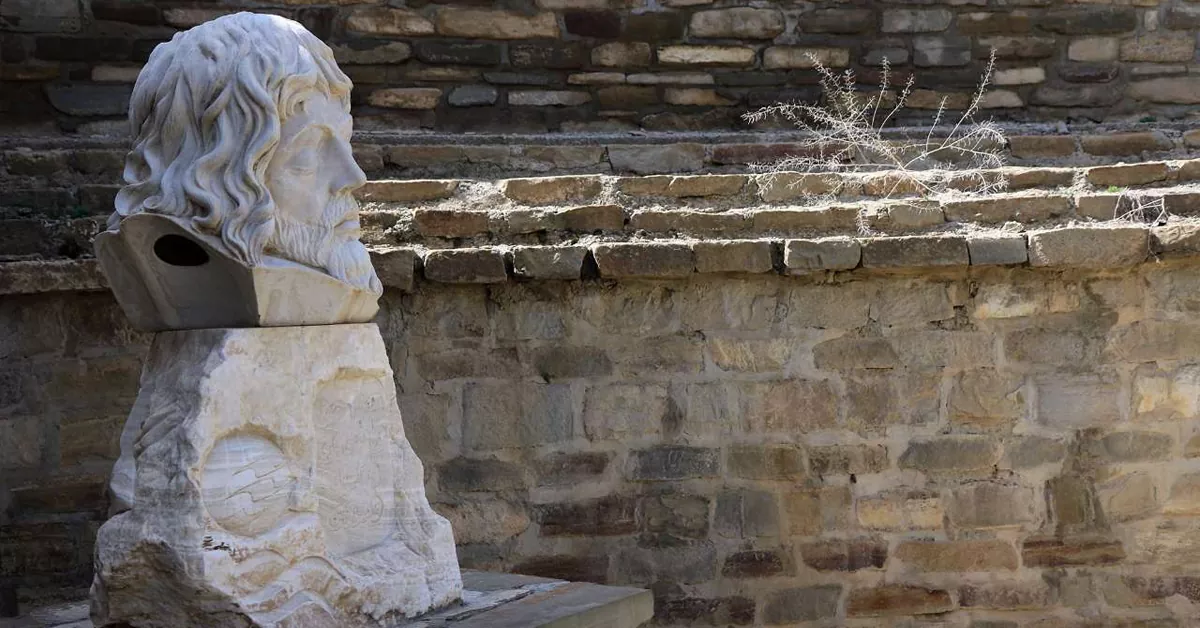 نمای نزدیک از دیوارها و بنای قدیمی کلیسای مارسرگیز