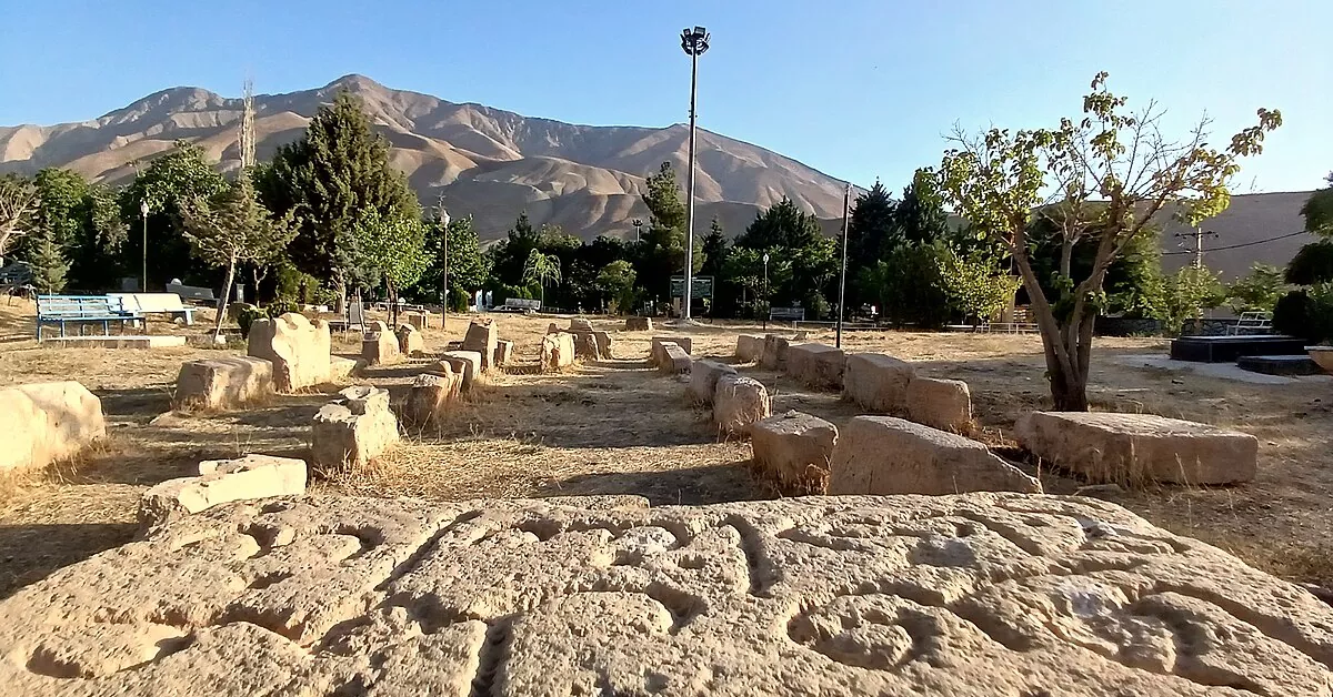 فضای آرام و تاریخی گورستان ارنگه در طبیعت البرز