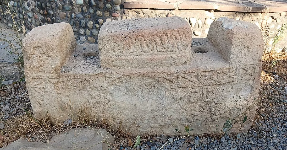 نمای گورستان ارنگه در یک روز آرام و ابری