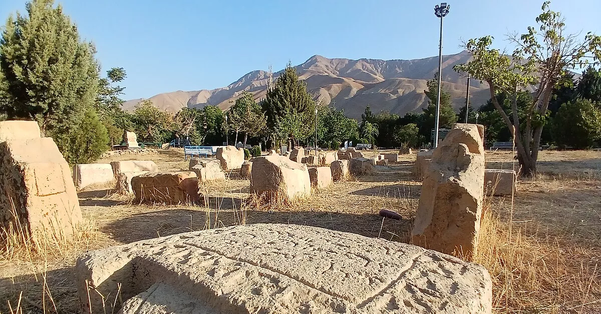 چشمانداز اطراف گورستان ارنگه با کوهها و درختان