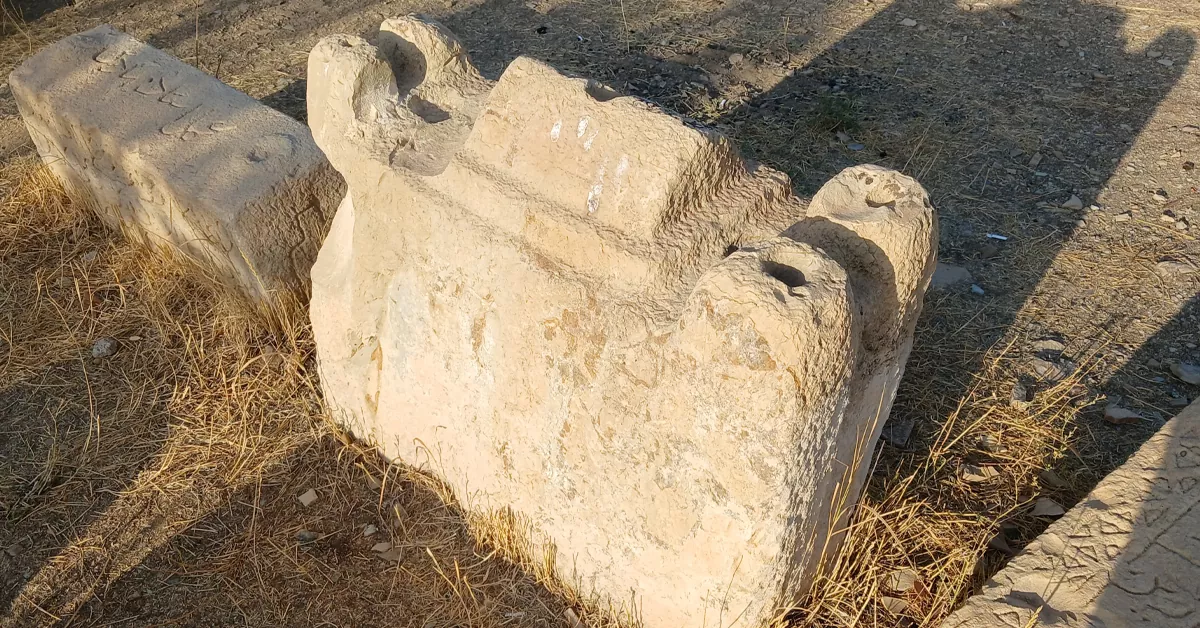 سنگقبرهای قدیمی گورستان ارنگه با نوشتههای کهن