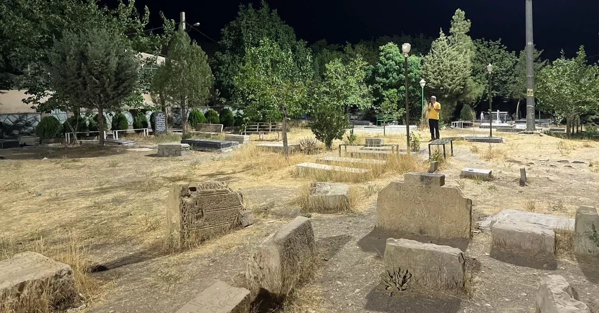 نمای کلی گورستان تاریخی ارنگه در دامنههای جاده چالوس