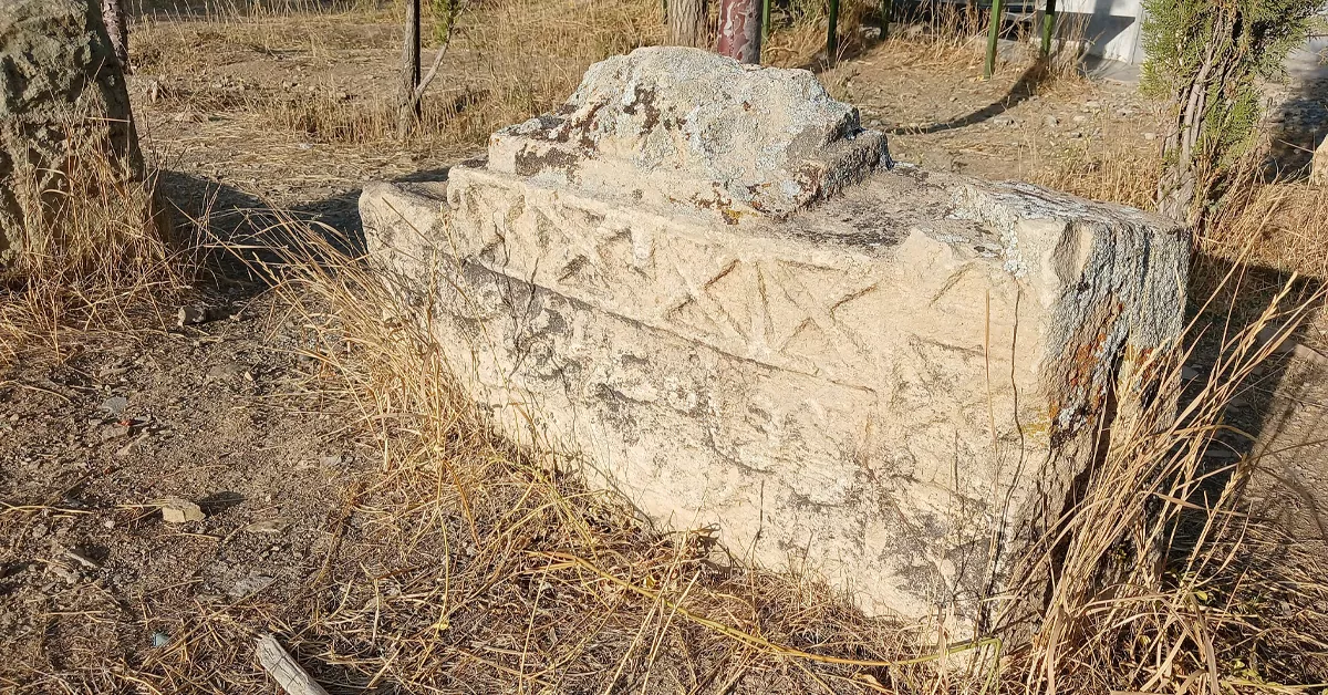 سنگقبرهای فرسوده و قدیمی در گورستان تاریخی ارنگه