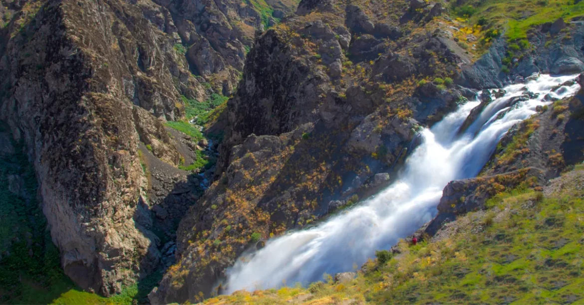 نمای کلی آبشار سوله‌دوکل در دل طبیعت کوهستانی کردستان
