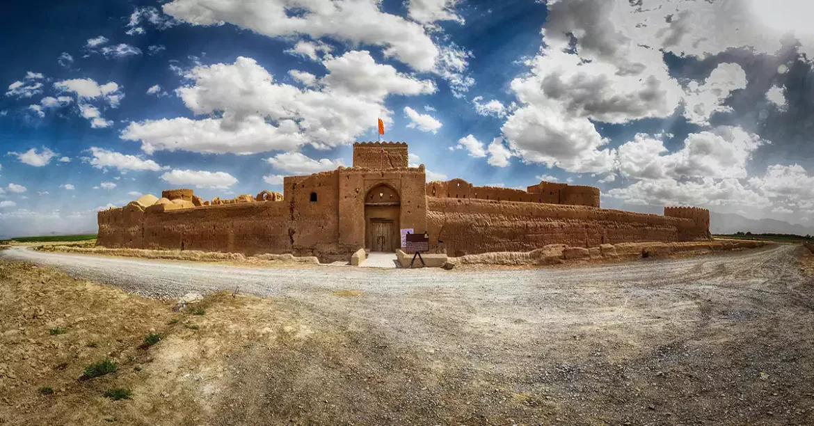 نمای کلی قلعه سریزد یزد در دل دشت کویری