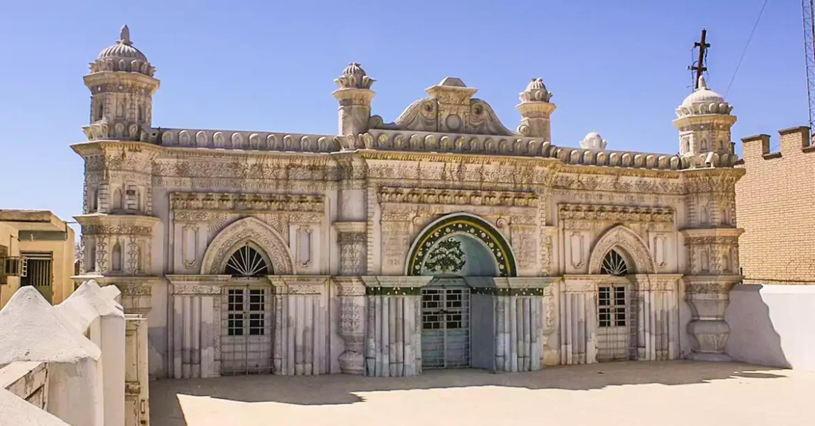 عکس گنبد و مناره‌های مسجد رنگونی‌ها با رنگ‌های خاص