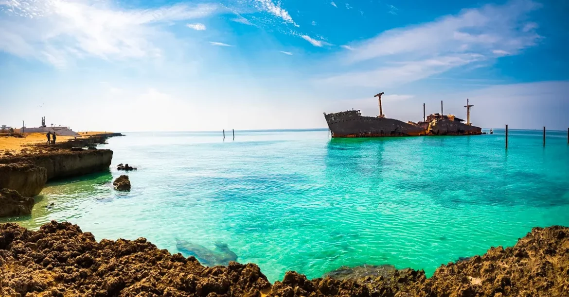 نمای کلی کشتی یونانی در ساحل غربی کیش